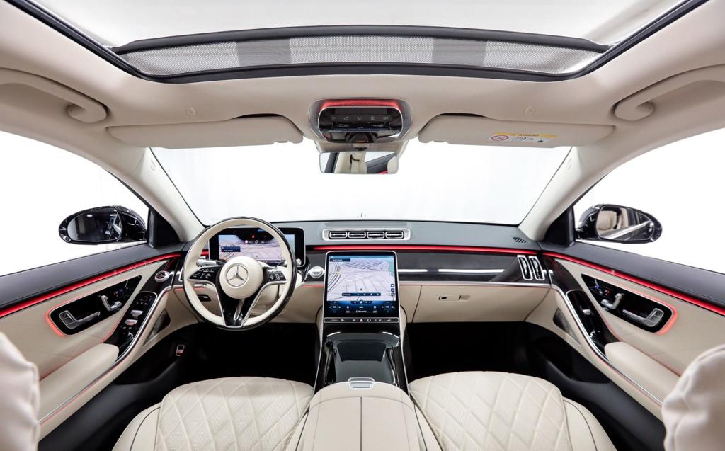 Sedan cockpit and panoramic roof
