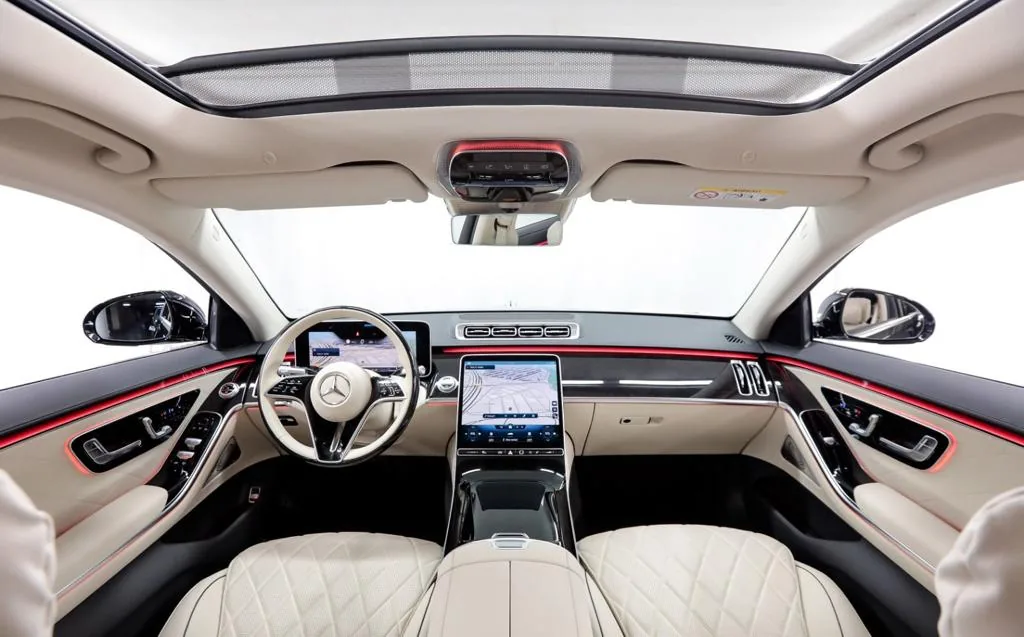 Sedan cockpit and panoramic roof